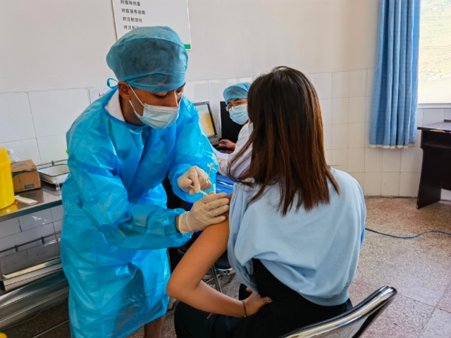 营盘镇启动15至17岁人群新冠病毒疫苗接种工作1.jpg